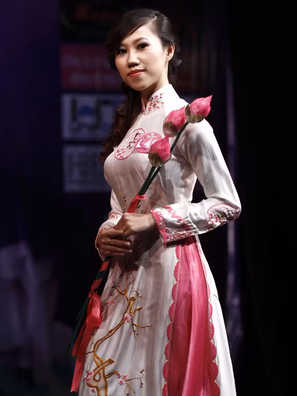 Khoe nét thướt tha với tà áo dài dân tộc