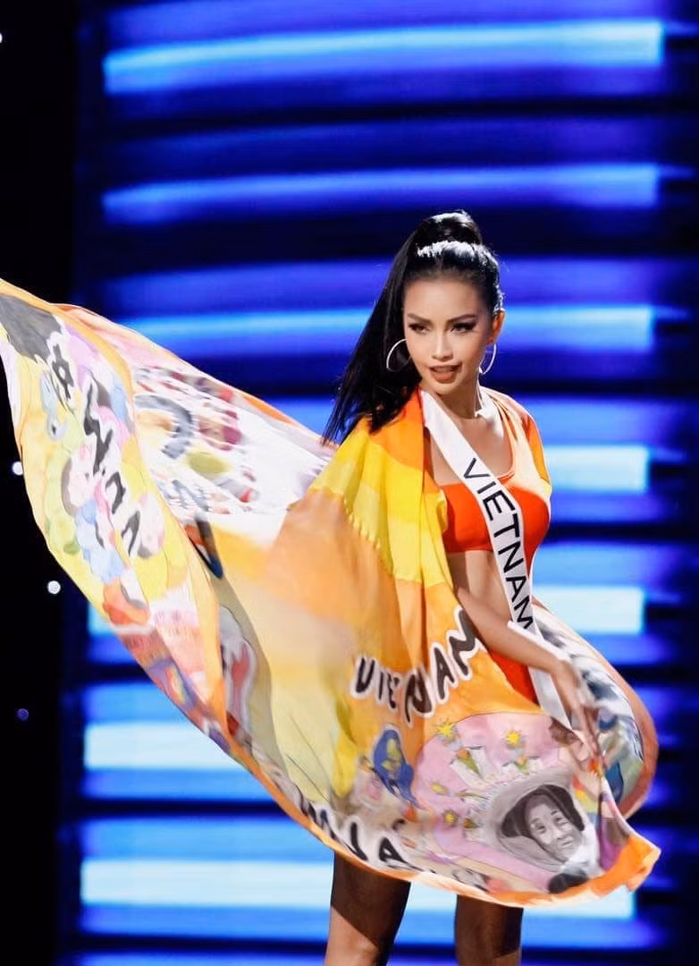 Chiếc áo choàng của Ngọc Châu ở Miss Universe 2022.