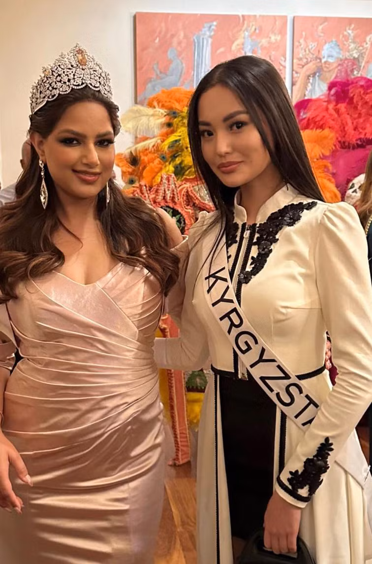 Hoa hậu Hoàn vũ 2021 Harnaaz Sandhu và đại diện Kyrgyzstan - Altynai Botoyarova.