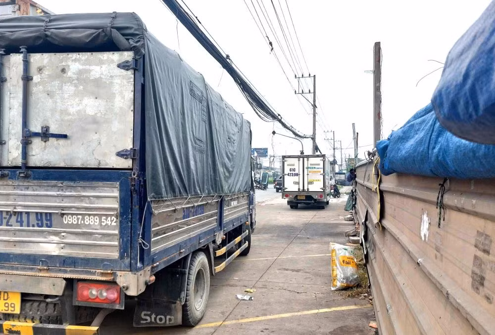 Xe tải đậu hàng dài trên vỉa hè quốc lộ 13 đoạn phường Vĩnh Phú, TP Thuận An Xe tải đậu hàng dài trên vỉa hè quốc lộ 13 đoạn phường Vĩnh Phú, TP Thuận An