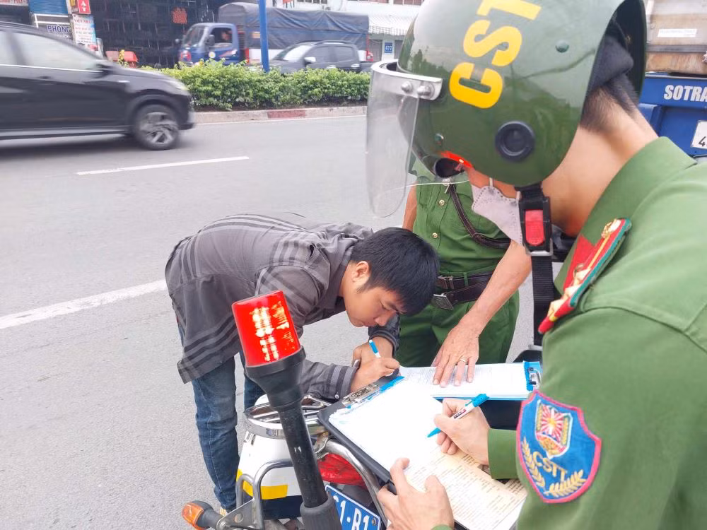 Tài xế xe tải ký biên bản xử lý vi phạm hành chính Tài xế xe tải ký biên bản xử lý vi phạm hành chính