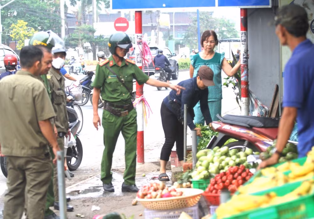 Ông Nguyễn Văn Sáu, hộ kinh doanh bên tuyến quốc lộ 13 (phường Vĩnh Phú, TP Thuận An) cho biết: “Do cơ sở kinh doanh nhỏ, hẹp nên dọn hàng hóa lấn ra vỉa hè. Hôm nay bị lập biên bản vi phạm và được cán bộ tuyên truyền, nhắc nhở nên gia đình thu dọn hàng hóa gọn gàng, không tái phạm”. Ông Nguyễn Văn Sáu, hộ kinh doanh bên tuyến quốc lộ 13 (phường Vĩnh Phú, TP Thuận An) cho biết: “Do cơ sở kinh doanh nhỏ, hẹp nên dọn hàng hóa lấn ra vỉa hè. Hôm nay bị lập biên bản vi phạm và được cán bộ tuyên truyền, nhắc nhở nên gia đình thu dọn hàng hóa gọn gàng, không tái phạm”.