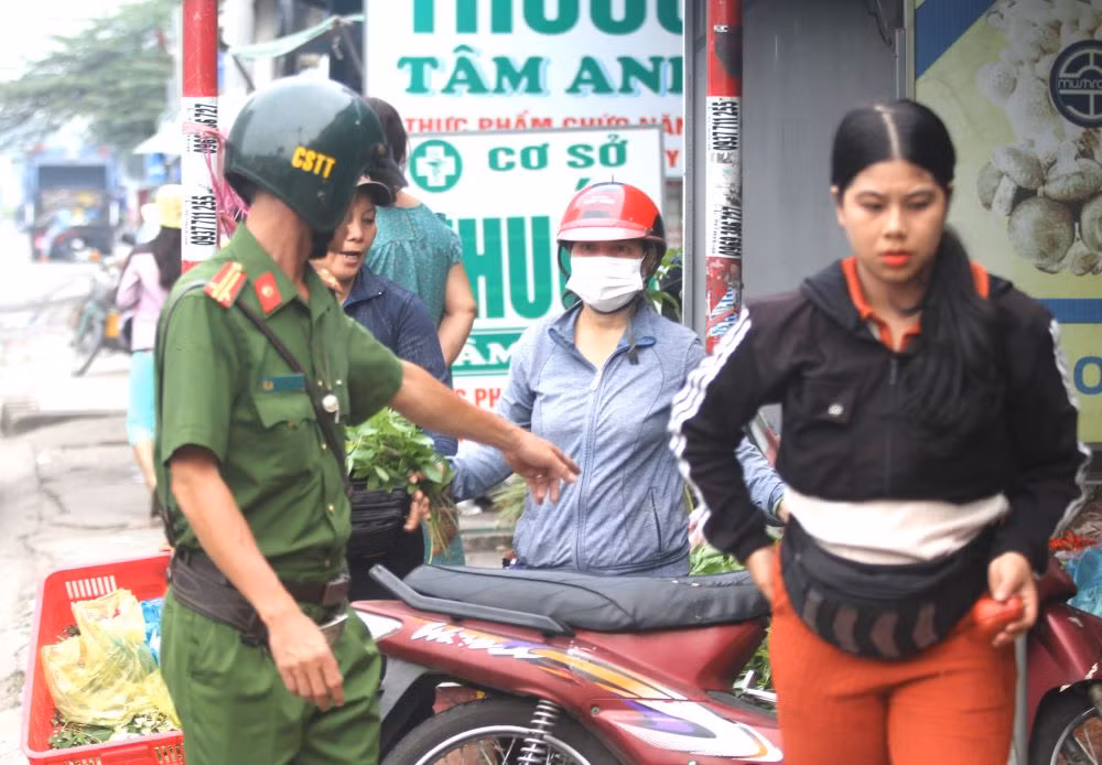 Một số cửa hàng bày bán hàng hóa tràn ra vỉa hè, khi thấy sự có mặt của lực lượng chức năng, chủ cơ sở kinh doanh nhanh chóng dọn dẹp hàng hóa vào bên trong. Một số cửa hàng bày bán hàng hóa tràn ra vỉa hè, khi thấy sự có mặt của lực lượng chức năng, chủ cơ sở kinh doanh nhanh chóng dọn dẹp hàng hóa vào bên trong.