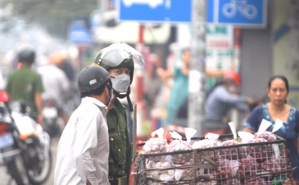 Một số cửa hàng bày bán hàng hóa tràn ra vỉa hè, gây ảnh hưởng đến người đi đường. Khi thấy sự có mặt của lực lượng chức năng, chủ cơ sở kinh doanh nhanh chóng dọn dẹp hàng hóa vào bên trong. Tuy nhiên, vẫn có một số trường hợp không chấp hành nên Tổ công tác đã lập biên bản vi phạm hành chính. Một số cửa hàng bày bán hàng hóa tràn ra vỉa hè, gây ảnh hưởng đến người đi đường. Khi thấy sự có mặt của lực lượng chức năng, chủ cơ sở kinh doanh nhanh chóng dọn dẹp hàng hóa vào bên trong. Tuy nhiên, vẫn có một số trường hợp không chấp hành nên Tổ công tác đã lập biên bản vi phạm hành chính.