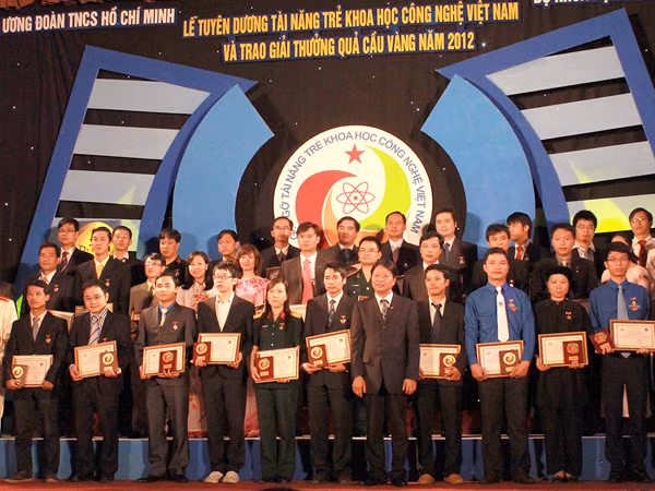 141 tài năng trẻ KHCN trẻ trên toàn quốc với những thành tích xuất sắc trong học tập và nghiên cứu khoa học công nghệ đã được tuyên dương trong chương trình. 141 tài năng trẻ KHCN trẻ trên toàn quốc đã được tuyên dương trong chương trình