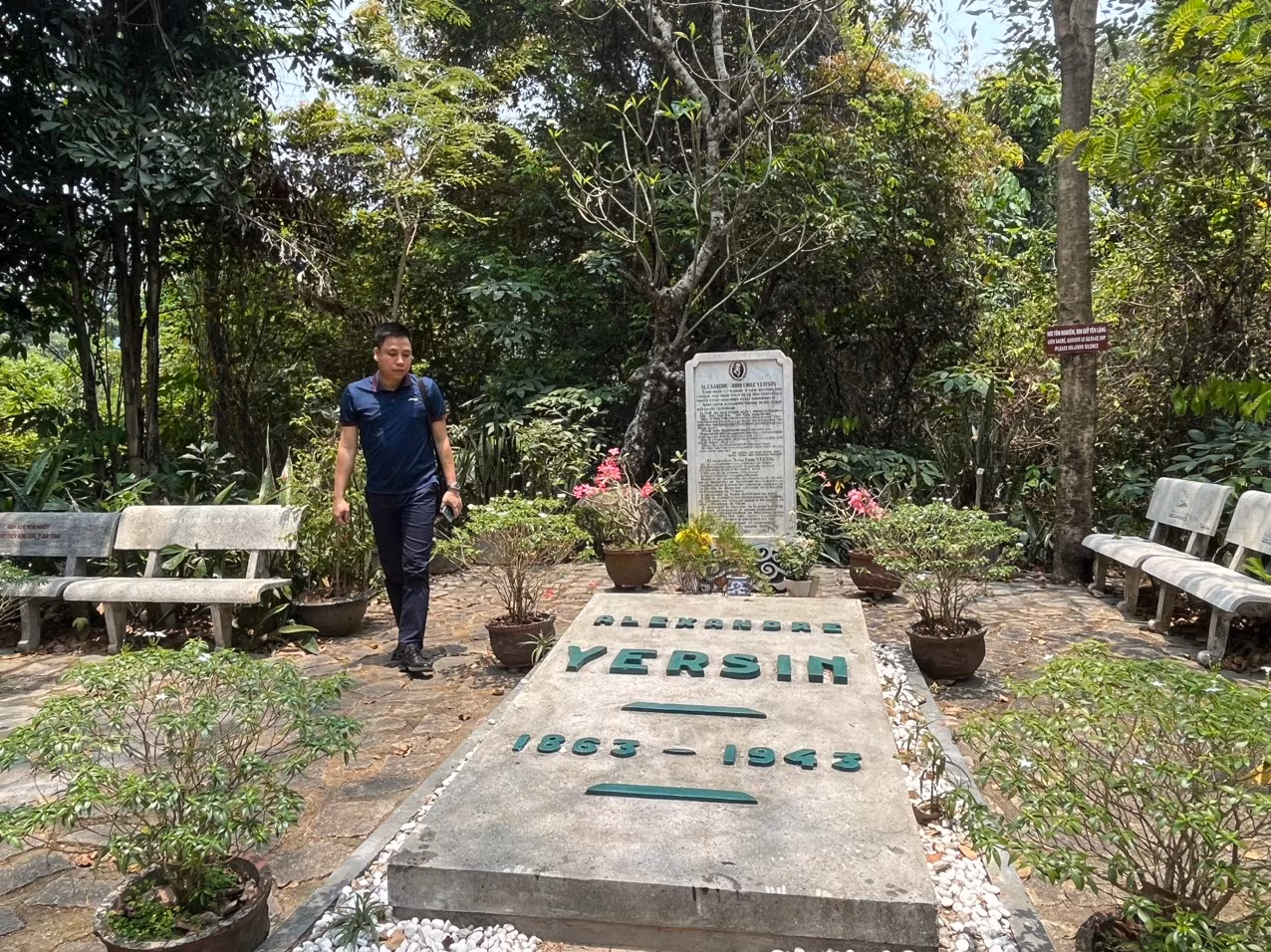 Phần mộ bác sĩ Alexandre Yersin tại khu vực Suối Dầu, huyện Cam Lâm. Ảnh: L.H. Phần mộ bác sĩ Alexandre Yersin tại khu vực Suối Dầu, huyện Cam Lâm. Ảnh: L.H.