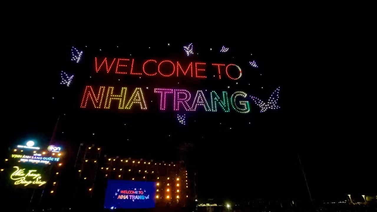 Màn biểu diễn Drone light quốc tế hấp dẫn trong đêm khai mạc. Ảnh: N.N.