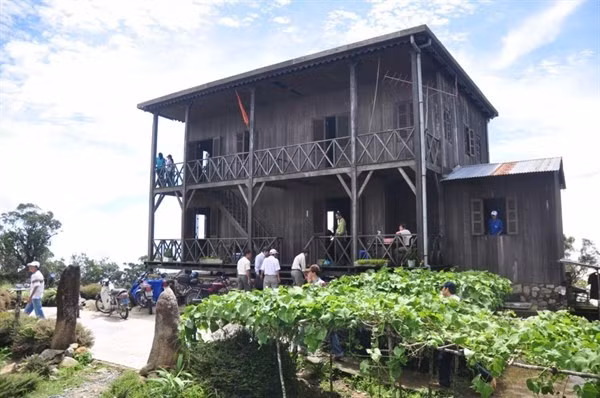 Di tích Nhà làm việc của nhà bác học A.Yersin trên đỉnh núi Hòn Bà. Ảnh tư liệu. Di tích Nhà làm việc của nhà bác học A.Yersin trên đỉnh núi Hòn Bà. Ảnh tư liệu.
