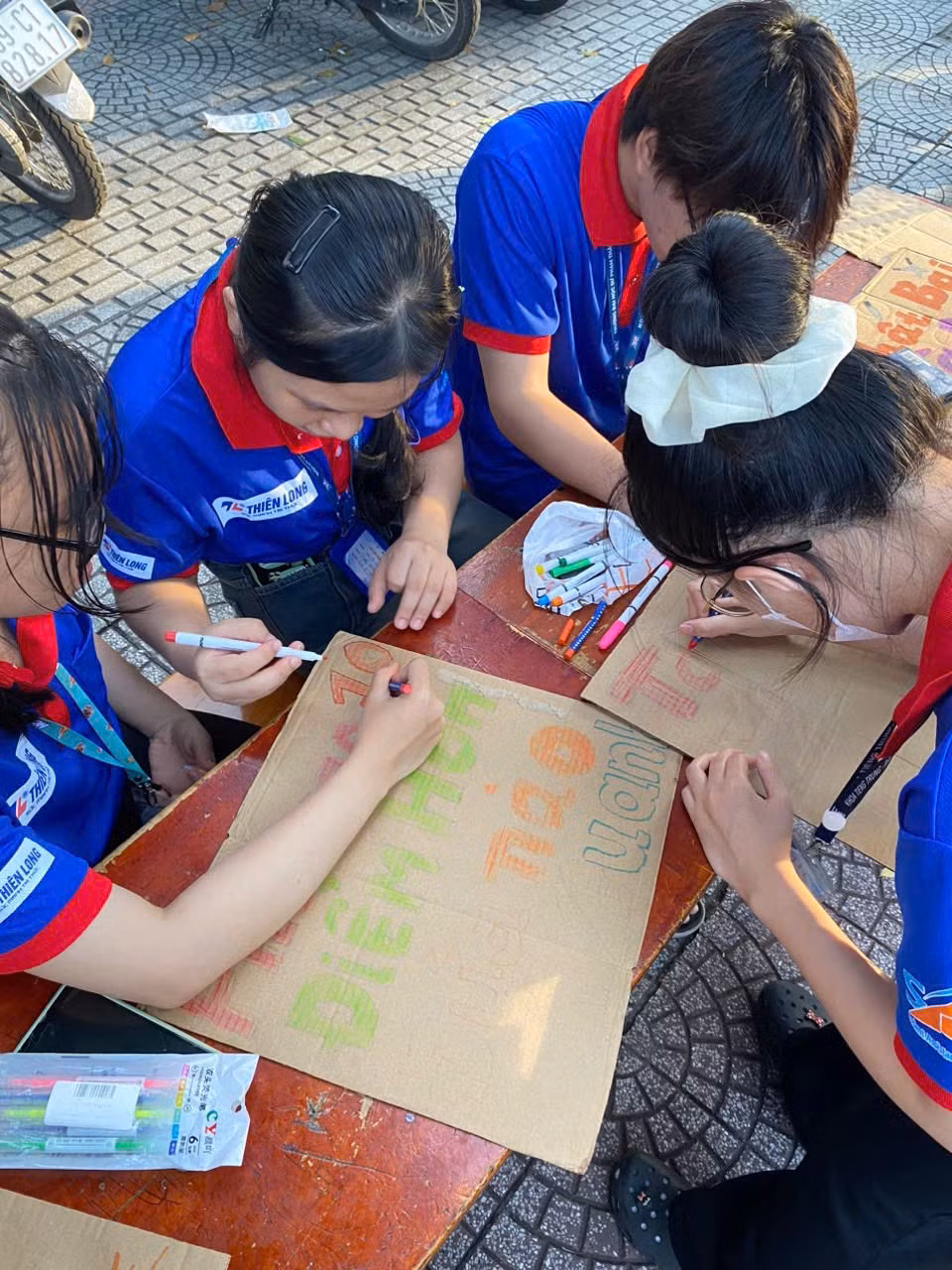 "Mỗi năm các bạn đều sẽ bắt trend và sáng tạo ra nhiều hình thức mới để gây ấn tượng và truyền động lực cho các sĩ tử", Khoa chia sẻ.