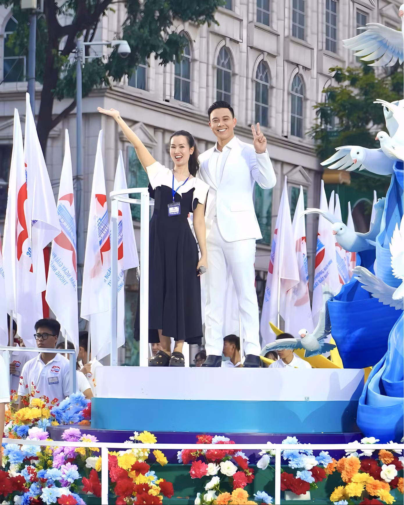 Hai ca sĩ Võ Hạ Trâm và Đông Hùng sẽ trình bày ca khúc Viết Tiếp Câu Chuyện Hòa Bình trong đại lễ 30/4. - Ảnh: Đông Hùng. Hai ca sĩ Võ Hạ Trâm và Đông Hùng sẽ trình bày ca khúc Viết Tiếp Câu Chuyện Hòa Bình trong đại lễ 30/4. - Ảnh: Đông Hùng.