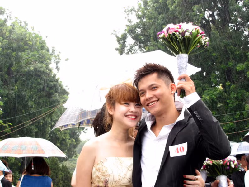 Trời mưa càng khiến tình yêu của họ thêm nồng cháy