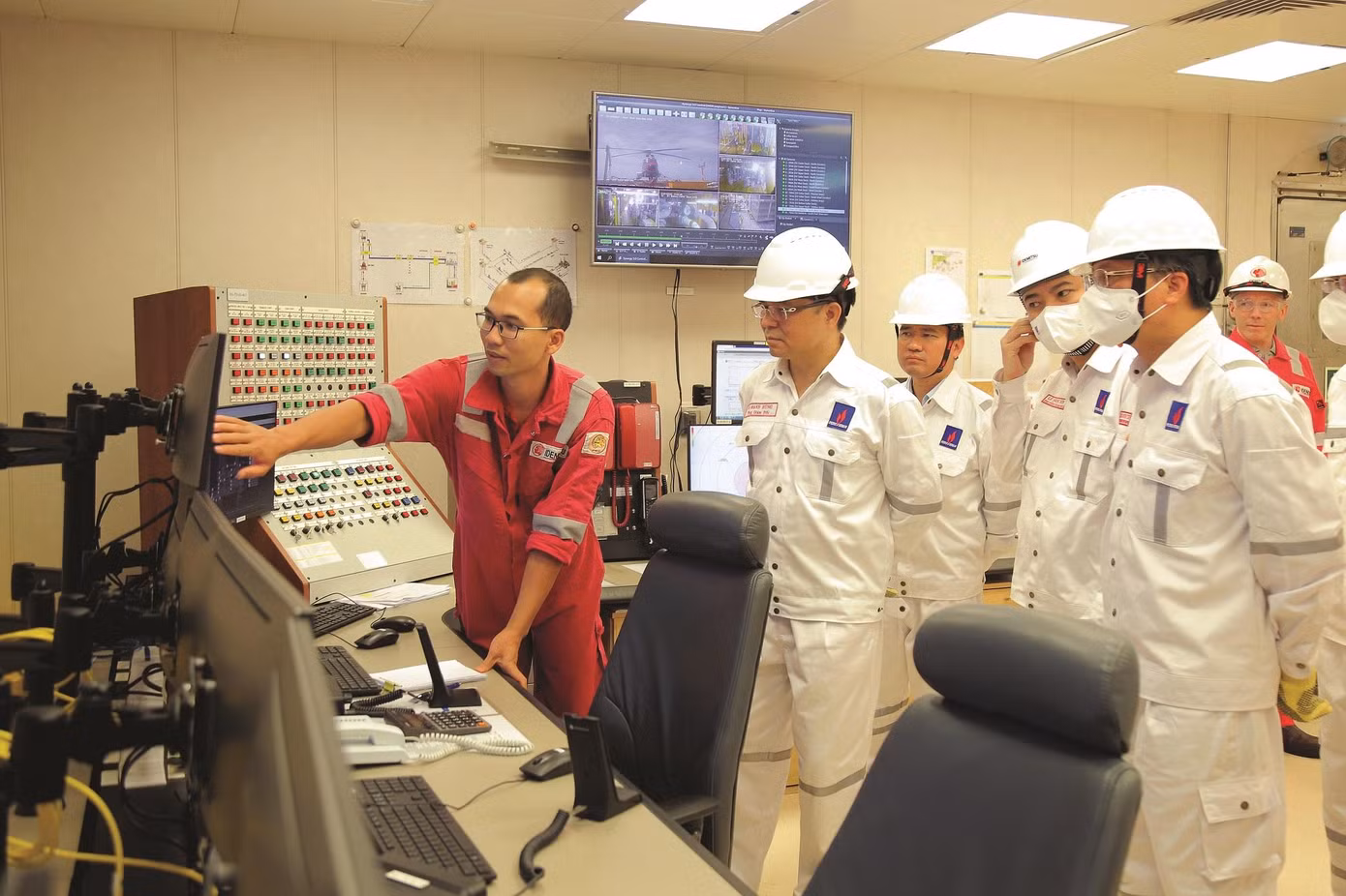 Tổng giám đốc Petrovietnam Lê Mạnh Hùng kiểm tra hoạt động trên Giàn điều khiển trung tâm Mỏ Sao Vàng