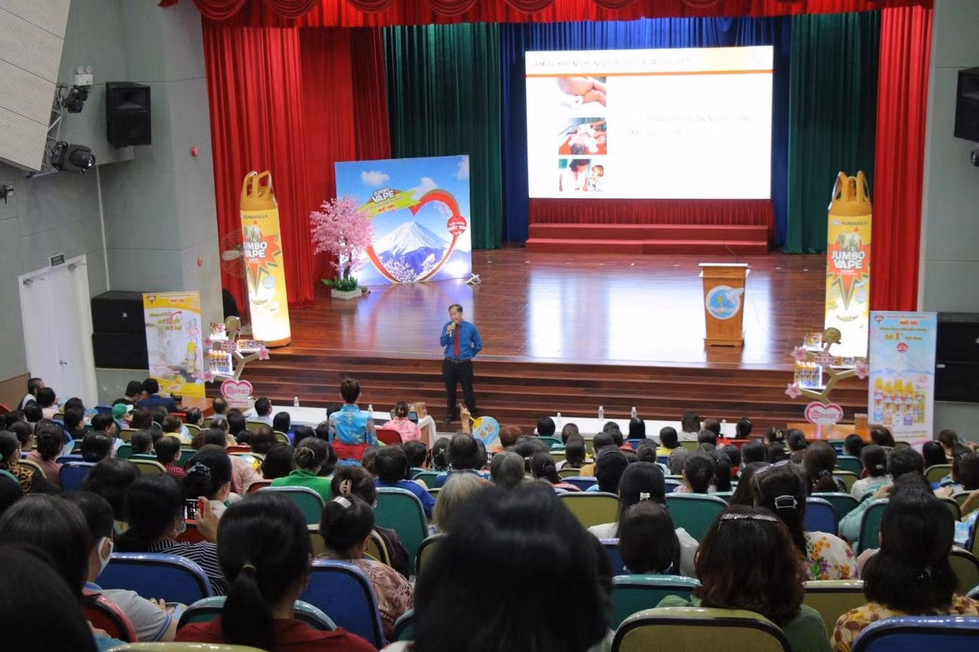 Người dân được cung cấp kiến thức Phòng, Chống bệnh Sốt Xuất Huyết từ bác sĩ Người dân được cung cấp kiến thức Phòng, Chống bệnh Sốt Xuất Huyết từ bác sĩ