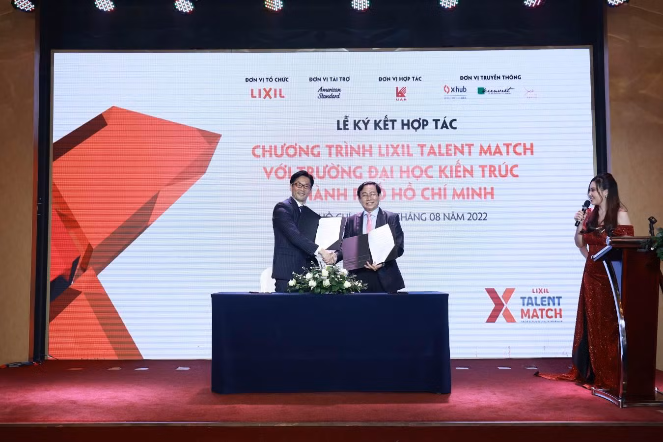 Hình ảnh ký kết hợp tác của LIXIL và Trường ĐH Kiến trúc TP. Hồ Chí Minh