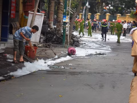 Xăng tiếp tục chảy ra các cống bên đường