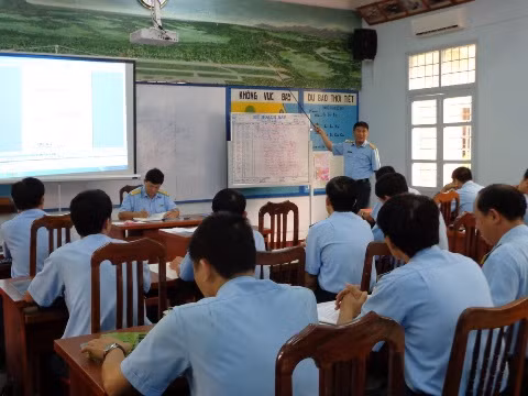 Thượng tá Hoàng Văn Chiến (đứng), chính ủy trung đoàn, đồng thời là phi công Su 22 được đào tạo ở nước ngoài đang giảng bình, rút kinh nghiệm, giao nhiệm vụ trước ban bay