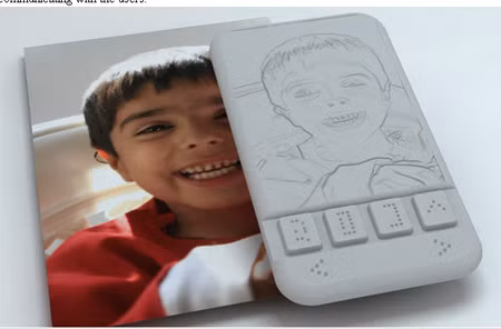 Trong khi trò chuyện qua video, người dùng khiếm thị có thể chạm vào hình ảnh nổi theo thời gian thực của người đang trò chuyện để nắm bắt cảm xúc của người đó