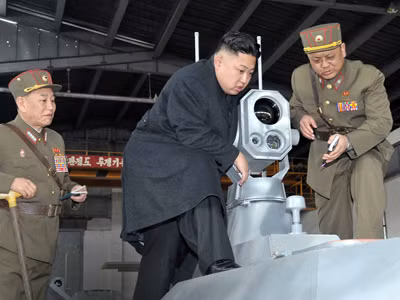 Ngày 24/3, nhà lãnh đạo Triều Tiên Kim Jong-un tìm hiểu thiết bị kỹ thuật chiến đấu mới nhất do đơn vị 1501 của quân đội nước này sản xuất. Ảnh: KCNA