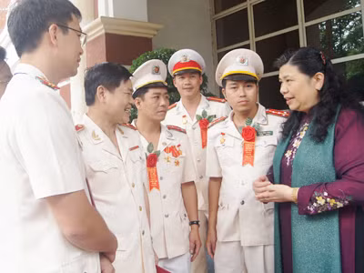 Phó Chủ tịch Quốc hội Tòng Thị Phóng trò chuyện với các gương mặt thanh niên công an tiêu biểu 2012 và đại diện Bộ Công an Ảnh: Nguyễn Minh