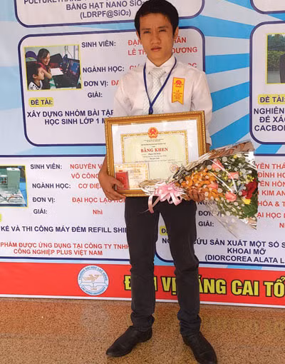 Sinh viên Phạm Thế Hiếu trong ngày nhận giải