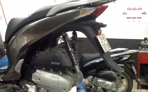 Honda SH 2012 đang được thay thế vành sau miễn phí. Ảnh: Vneconomy