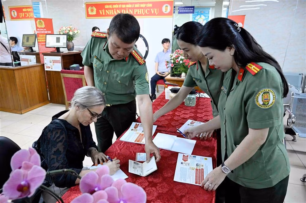 Đại tá Nguyễn Bá Tuấn, Phó Cục trưởng Cục Quản lý xuất nhập cảnh trực tiếp kiểm tra các công việc tại địa điểm tiếp dân của Cục trong ngày đầu cao điểm.