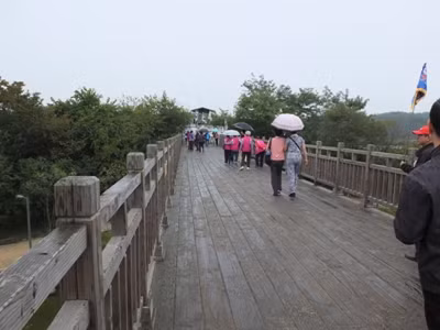Sát cạnh Quảng trường là cây cầu Tự do dài 83 mét, rộng 4,5 m, cao 8 m được làm bằng gỗ thông và sắt bắc ngang dòng sông Imjingang nối hai bờ Triều Tiên. Tên của cây cầu bắt nguồn từ những tiếng hô “Tự do” của những người lính được trao trả sau Hiệp định ngừng bắn năm 1953 đặt những bước chân đầu tiên lên cầu sau khi trở về từ bên kia chiến tuyến. Phần lớn cây cầu đã bị phá hủy, còn còn lại một đoạn, ở cuối đoạn cầu là hàng rào dây kẽm gai. Có thể coi đây là điểm tận cùng của đất nước Hàn Quốc
