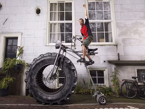 Xe đạp nặng nhất có trọng lượng khủng lên tới 750kg do Wouter van den Bosch (Hà Lan) chế tạo. Anh đã lang thang với nó trên các con đường ở Arnhem, Hà Lan