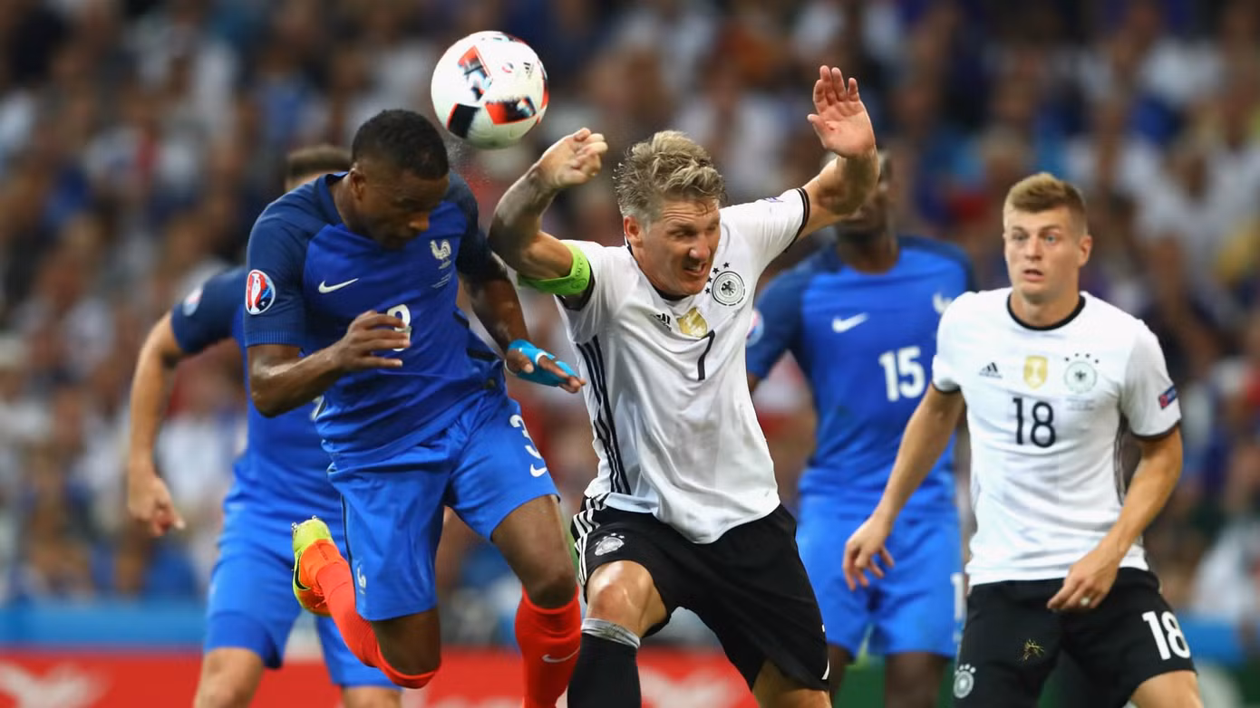 Trận đấu giữa Pháp và Đức ở Euro 2016 được định đoạt bởi một tình huống bóng chạm tay trong vòng cấm gây tranh cãi.