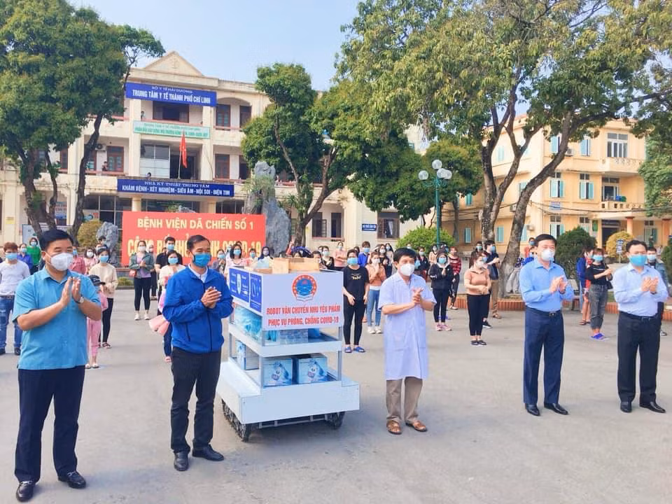 Đại học Sao Đỏ chuyển giao Robot phục vụ nhu yếu phẩm phục vụ trong các khu cách ly. Đại học Sao Đỏ chuyển giao Robot phục vụ nhu yếu phẩm phục vụ trong các khu cách ly.