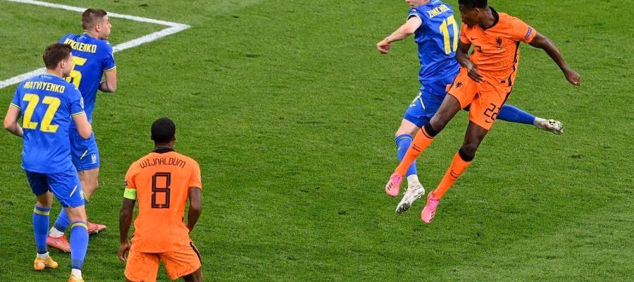 Hà Lan có khởi đầu kịch tính trước Ukraina. (Ảnh: the Cult of Calcio) Hà Lan có khởi đầu kịch tính trước Ukraina. (Ảnh: the Cult of Calcio)