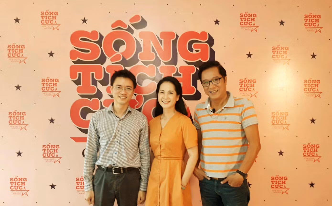 Tác giả bài viết chụp ảnh cùng NSND Lan Hương và NSND Trọng Trinh bên lề sự kiện chương trình "Sống tích cực" do báo Sinh Viên Việt Nam tổ chức năm 2019. Tác giả bài viết chụp ảnh cùng NSND Lan Hương và NSND Trọng Trinh bên lề sự kiện chương trình "Sống tích cực" do báo Sinh Viên Việt Nam tổ chức năm 2019.