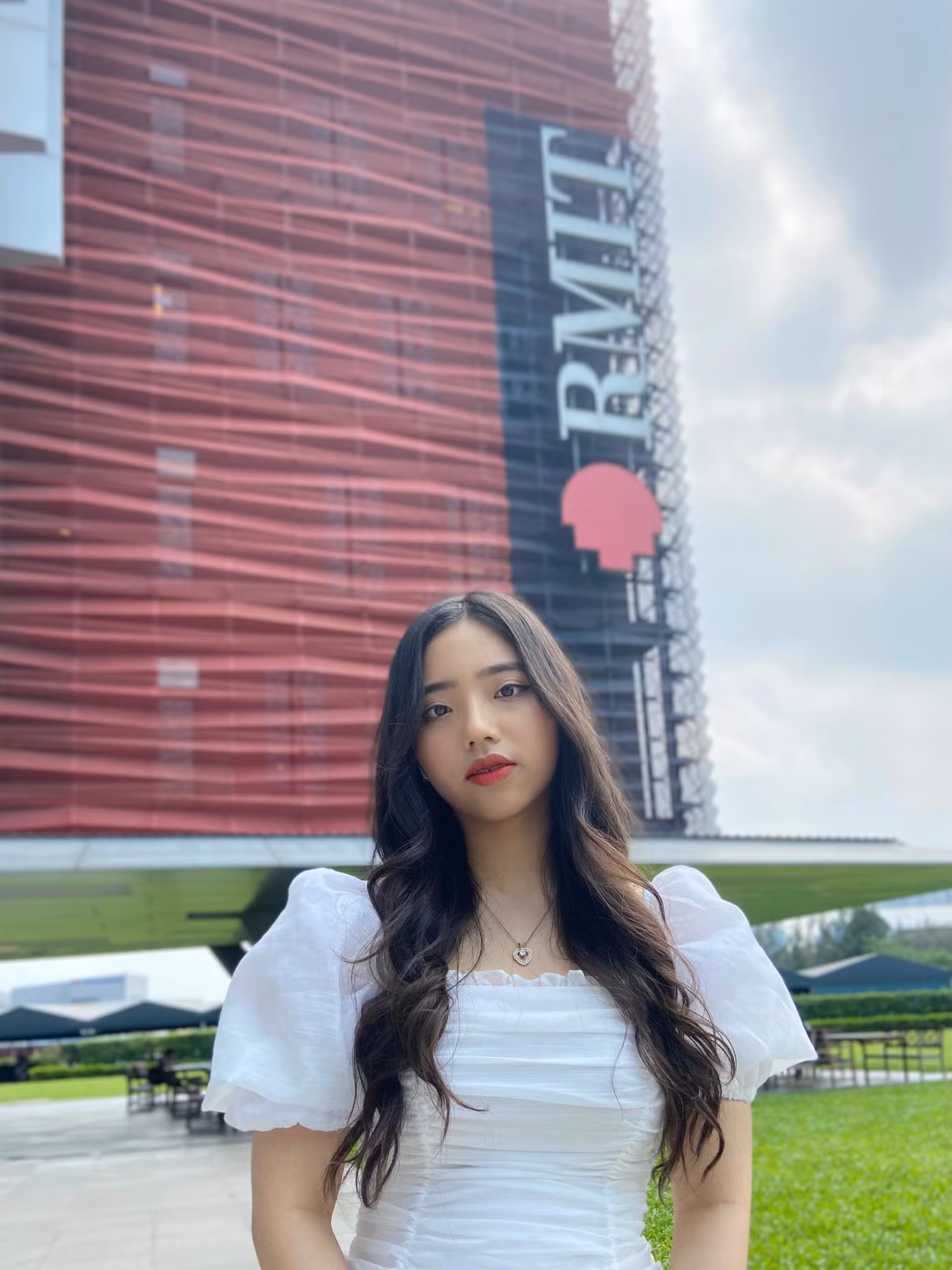 Sinh viên RMIT Đỗ Nguyễn Anh Thư có được những kinh nghiệm quý báu đầu tiên về học thuật khi làm nghiên cứu đánh giá hệ thống về học máy trong quản lý chuỗi cung ứng và logistics với thầy của mình – Tiến sĩ Reza Akbari.