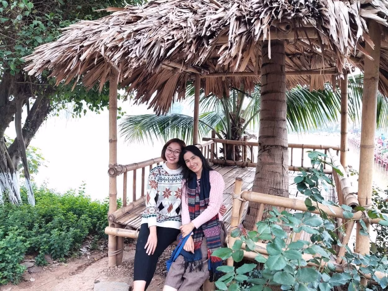 Đỗ Thị Hằng (bên trái) và bà Vũ Thị Dung, nhà sáng lập và điều hành Quỹ Khát Vọng, người Hằng xem như người mẹ thứ hai.