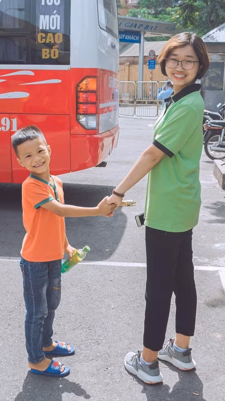 Dù hoàn cảnh khó khăn, Đỗ Thị Hằng (bên phải) vẫn tìm ra cách vượt qua nghịch cảnh và giúp đỡ những người cần được hỗ trợ.
