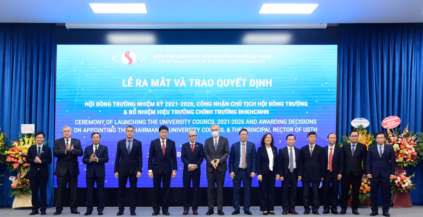 Các đại biểu chụp ảnh lưu niệm.