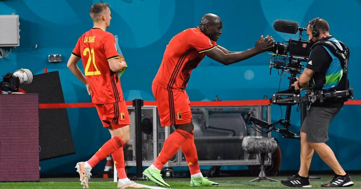 Lukaku dành tặng cú đúp trong trận mở màn tri ân đồng đội Eriksen tại câu lạc bộ. (Ảnh: Football365) Lukaku dành tặng cú đúp trong trận mở màn tri ân đồng đội Eriksen tại câu lạc bộ. (Ảnh: Football365)