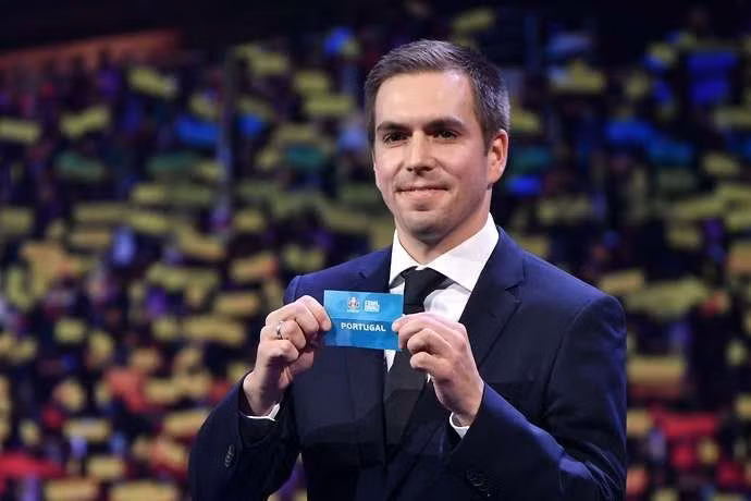 Philip Lahm bốc thăm đưa những nhà vô địch vào chung bảng tử thần.