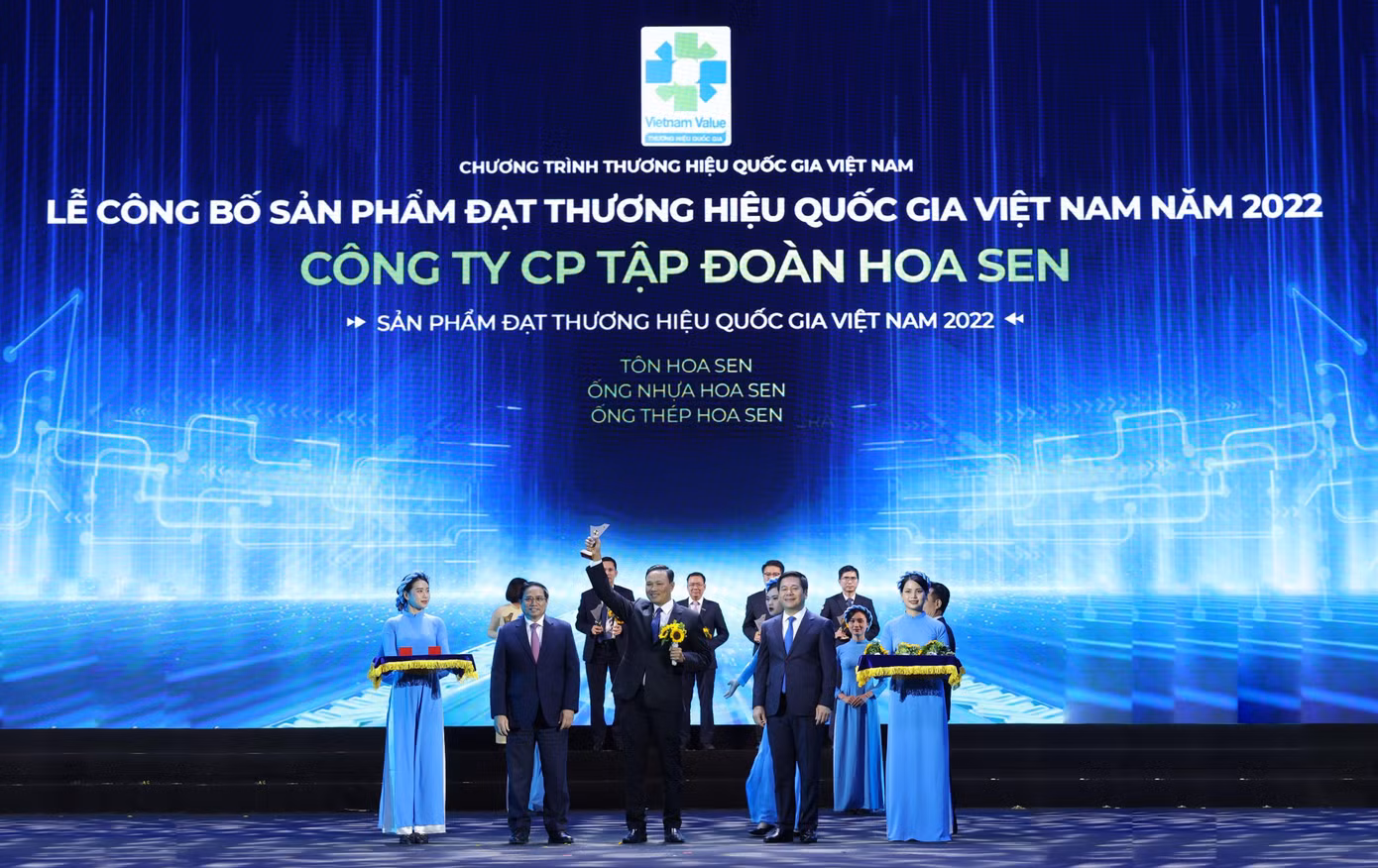 Thủ tướng Chính phủ Phạm Minh Chính và Bộ trưởng Bộ Công Thương Nguyễn Hồng Diên trao biểu trưng Thương hiệu Quốc gia 2022 cho ông Nguyễn Tấn Hòa – Phó TGĐ Tập đoàn Hoa Sen