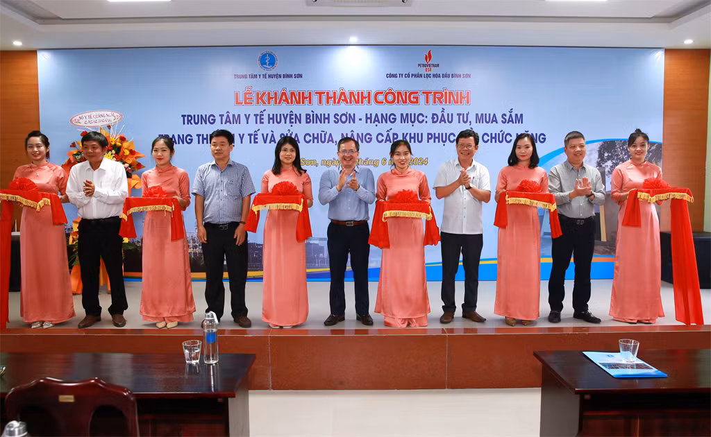 Lãnh đạo Sở Y tế, Công ty BSR, huyện Bình Sơn và Trung tâm Y tế huyện Bình Sơn thực hiện nghi thức cắt băng khánh thành.