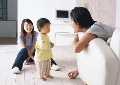 Cha mẹ cần thường xuyên nói chuyện, khuyến khích và khen ngợi khi trẻ tập nói