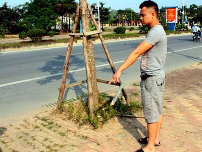 Anh Tuấn chỉ nơi thấy xe máy của chị Huyền. Ảnh: Việt Dũng