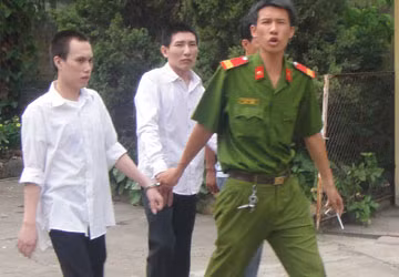 Tài xế Mạc Văn Tuấn và phụ xe Đặng Đại Dương (DN vận tải Vân Linh) bị bắt sau khi bán tám tấn hàng trong hai container