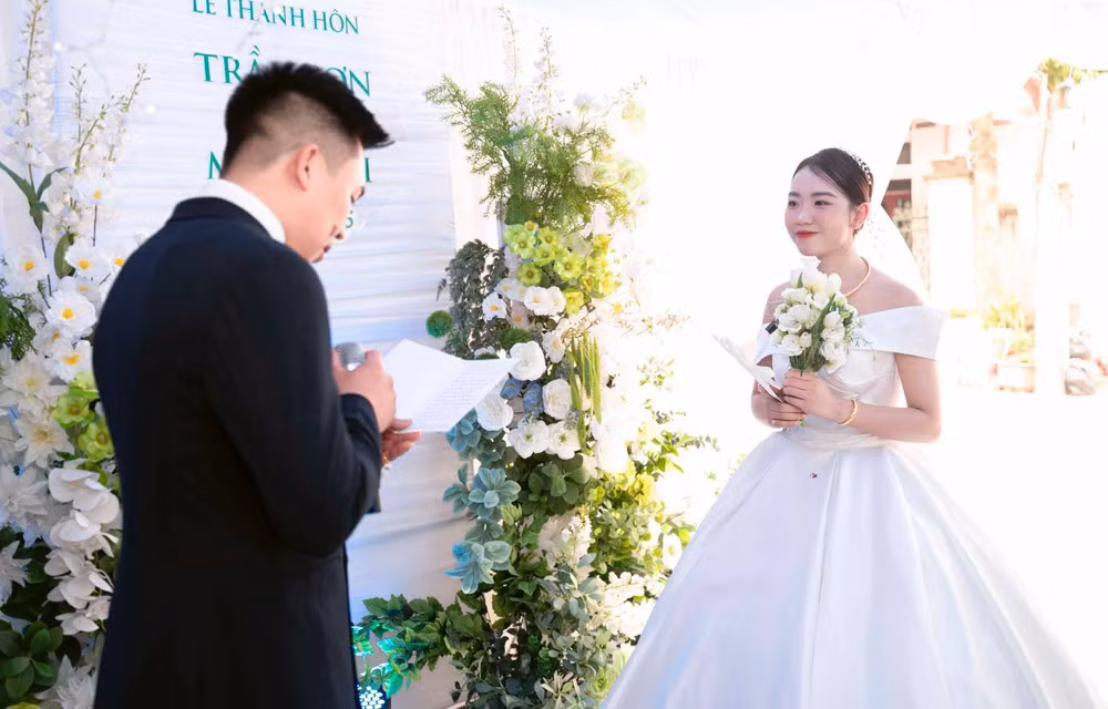 Cô dâu - chú rể bày tỏ lòng mình trong đám cưới.