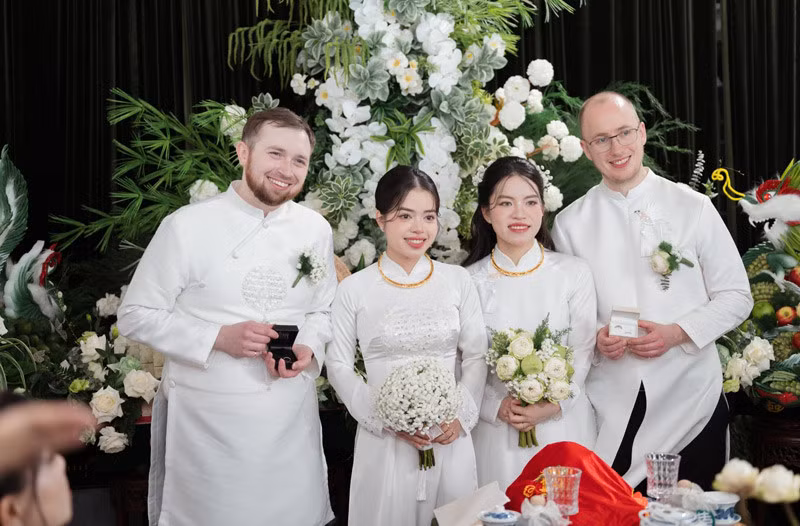 Vợ chồng Huỳnh Thảo (bên trái) và vợ chồng Huỳnh Hiền trong ngày cưới. Vợ chồng Huỳnh Thảo (bên trái) và vợ chồng Huỳnh Hiền trong ngày cưới.