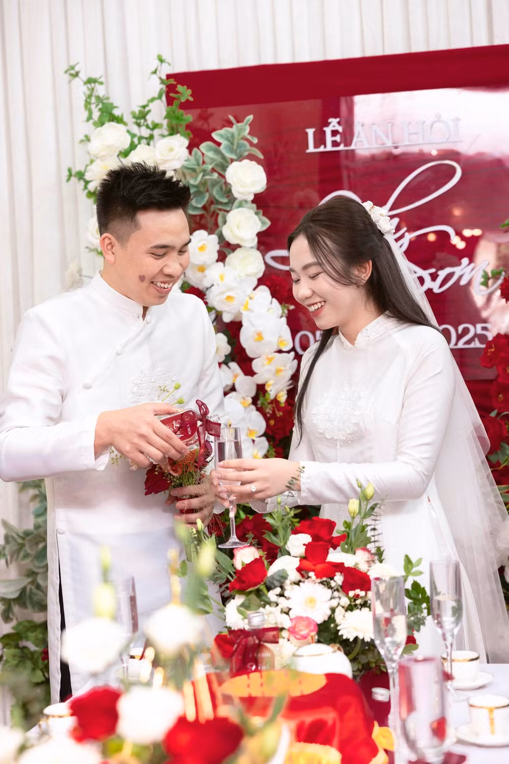 Cặp đôi kết hôn sau 4 năm yêu.