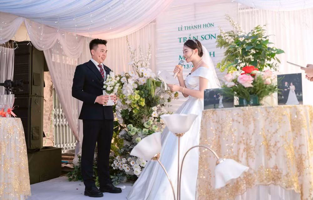 Cô dâu - chú rể bày tỏ lòng mình trong đám cưới.