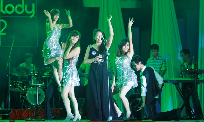Tiết mục có phần gợi cảm của Nguyễn Hoàng Oanh