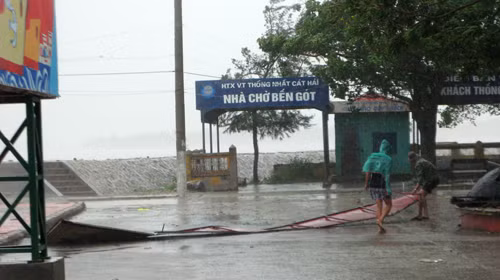 Gió mạnh thổi bay mái tôn và biển quảng cáo ở bến phà Gót, thị trấn Cát Hải