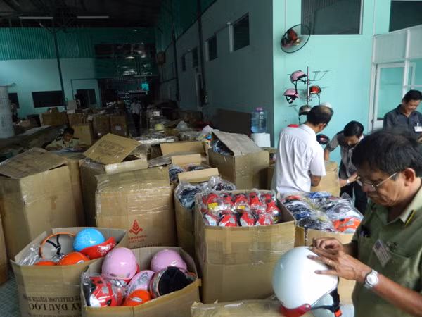 Hơn 3000 mũ bảo hiểm giả bị thu giữ. Hơn 3000 mũ bảo hiểm giả bị thu giữ